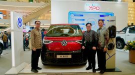 Jajaran manajemen Volkswagen Indonesia yang meresmikan ID. Buzz Eclipse Edition